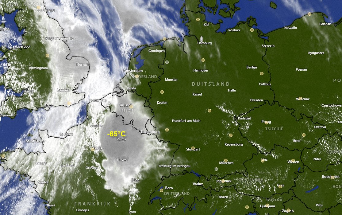 Alpenweerman's tweet photo. Boven Frankrijk in het bereik vd thermische #trog wordt een onweerscomplex #MCS in stelling gebracht! Topclouds op dit moment tot -65°C! Het #onweerscomplex koerst met een snelheid van circa 40 km/ langzaam in NO richting https://t.co/SdgOBswhz8