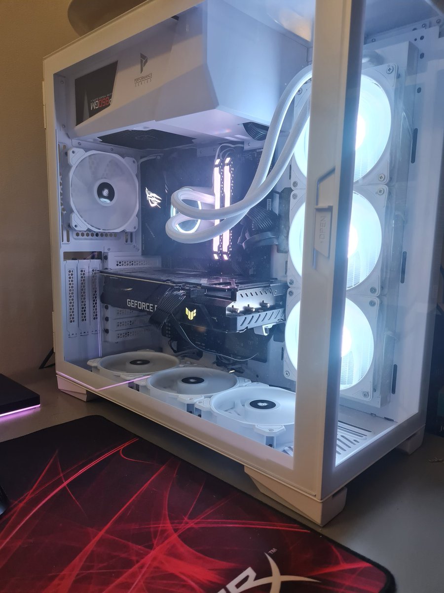 AEKezza's tweet image. Selling my gaming pc if anyone is interested