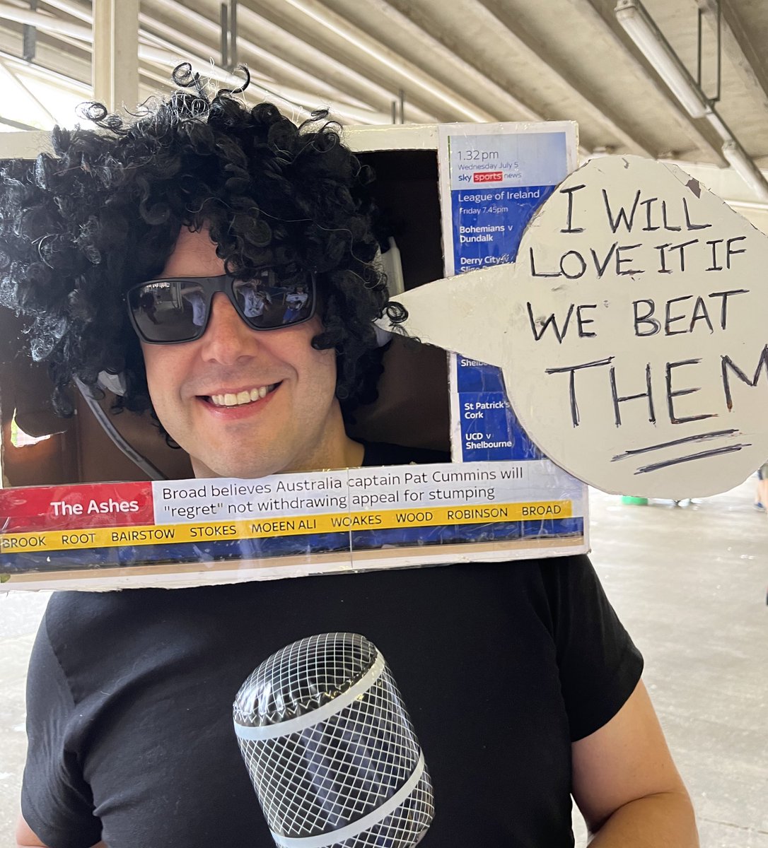 TheBarmyArmy's tweet photo. Best fancy dress winner 🥇

#Ashes https://t.co/YQVvz34eEL