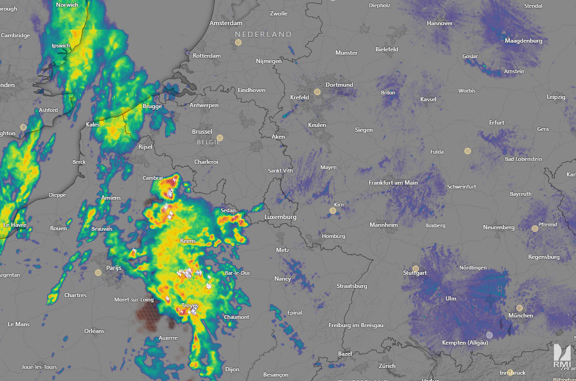 Alpenweerman's tweet photo. Boven Frankrijk in het bereik vd thermische #trog wordt een onweerscomplex #MCS in stelling gebracht! Topclouds op dit moment tot -65°C! Het #onweerscomplex koerst met een snelheid van circa 40 km/ langzaam in NO richting https://t.co/SdgOBswhz8