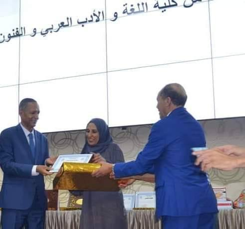 vivalalgerie7's tweet photo. 🔸#ولاية_باتنة :
⬅️تكريم عاملة نظافة تعمل بجامعة باتنة 1 بعد أن رفعت التحدّي و تخرّجت بشهادة الليسانس مع الأوائل.
⬅️الطالبة كانت تدرس وتزاول عملها في التنظيف في نفس الوقت. https://t.co/LsfVNsqUk8
