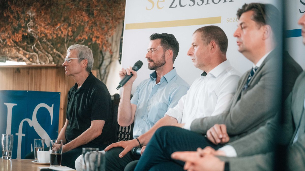 SiNetz's tweet photo. @KrahMax @HCBerndt @andreaslichert @MatthiasMdb @Verlag_Antaios #Kubitschek, @HCBerndt und @andreaslichert nach dem Abschlusspodium auf dem #Sommerfest in #Schnellroda #sr0807 /🧵 https://t.co/1cB9P9oupS