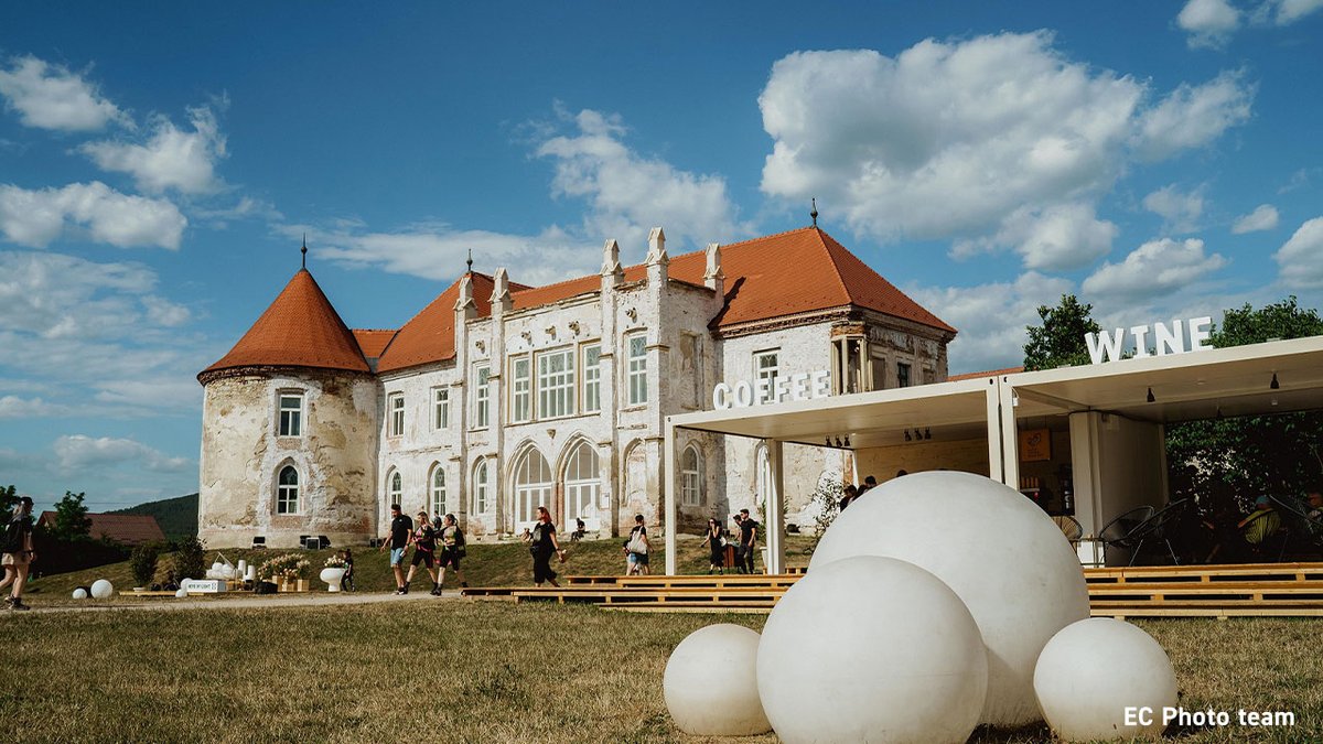 visiteurope's tweet photo. From July 19-23, Banffy Castle in Romania comes to life with music👩🎤🎹!
The Electric Castle festival is a 5-day extravaganza of sizzling music & new media in the breathtaking 15th century surroundings.
Want an extraordinary musical experience? #VisitEurope #CreativelyCurious https://t.co/e9AzVoR4a7