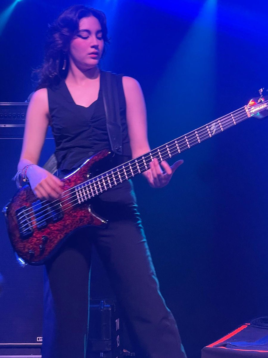 thewarning_esp's tweet photo. 👑Happy Ale Day🎸
📸 @chrisgame4
➡️ Merch https://t.co/BxPGAh9ZAq
➡️ Merch https://t.co/pcoPckiGxt
➡️ https://t.co/l2zGzGRq1V
➡️ https://t.co/0YUtVmluyC
#TheWarningSpain #TheWarningFansESP #TheWarningFans #TheWarningBand #ErrorWorldTour
#TheWarning #QueensOfTheRock #PauDay https://t.co/PrluH6iJd8