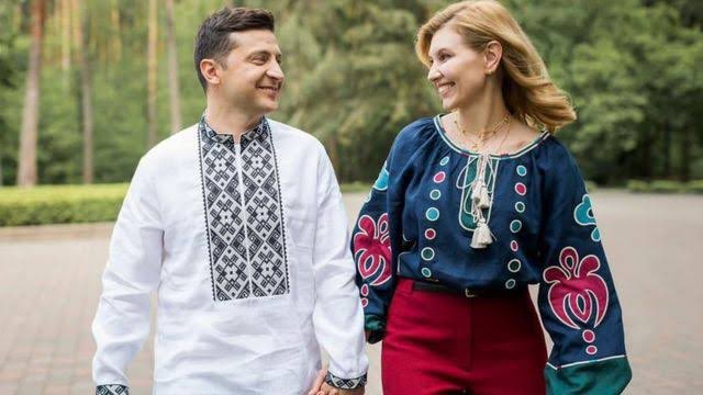 Anastasiia1117's tweet photo. 🇺🇦の誇る千年に渡る伝統装飾ヴィシヴァンカを紹介します！

これが装飾された服は「着る者を守り、千年の物語を伝え、魔除けも行う」と言われます。

名前は「ヴィシヴァーティ（вишивати）」という✖️に刺繍するという動詞に由来します。

ヴィシヴァンカは、国だけでなく地域ごとの象徴でもあります。 https://t.co/qN9Zrng1yu