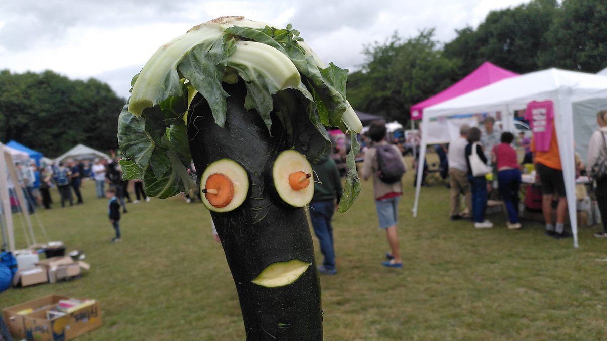 madamezucchini's tweet photo. Cap'n Jack Marrow had a lovely time @WalkleyFestival catching up with everyone yesterday. Good times despite the rain and lots of brilliant veg creations made 🥕🥒🌶️🫑🍎

#funwithvegetables #community https://t.co/GIy3BPj9M2