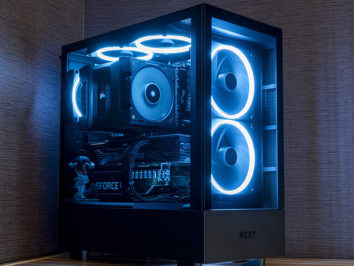 ikuz_a's tweet photo. 外した3090を使ってPCを組んだ。ケースはお気に入りのNZXTでH5 ELITE。グラボに直接外気を送れるファンが底面斜め��配置されてるからコレには爆熱な3090も思わずニッコリ🥹空冷で組んだけど前面に280㎜ラジエーター持ってきてもグラボには外気を当てられるから簡易水冷で組んでも良さげ
#自作PC 
#NZXT https://t.co/6vnu4jlPSS