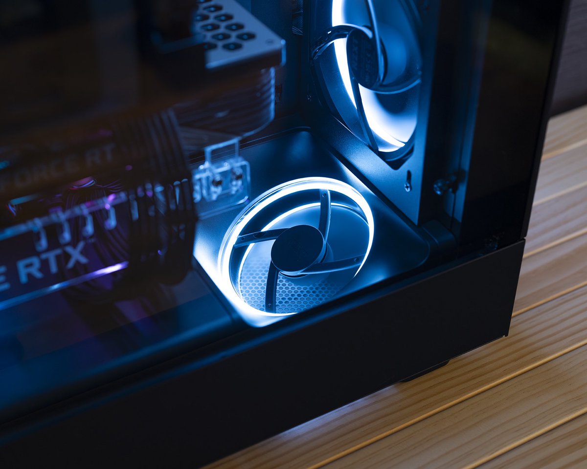 ikuz_a's tweet photo. 外した3090を使ってPCを組んだ。ケースはお気に入りのNZXTでH5 ELITE。グラボに直接外気を送れるファンが底面斜め��配置されてるからコレには爆熱な3090も思わずニッコリ🥹空冷で組んだけど前面に280㎜ラジエーター持ってきてもグラボには外気を当てられるから簡易水冷で組んでも良さげ
#自作PC 
#NZXT https://t.co/6vnu4jlPSS