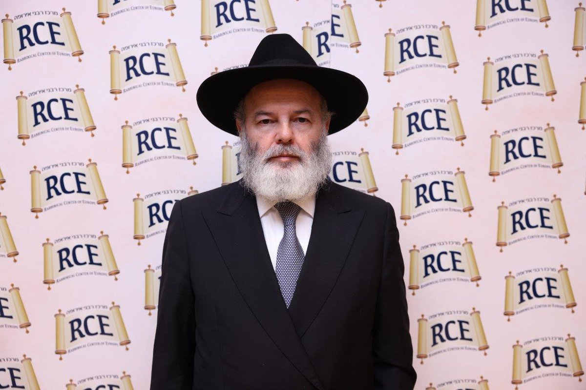 ChazanAdrian's tweet photo. . @lauder_ronald   How can you continue to let this Rabbi run your business school in your name? Are you still going to continue to give him enormous amounts of money? #Chabad #Lauder #Vienna #Rabbi #Austria

https://t.co/rhPP3dfLQl… https://t.co/YVNRpkrAci