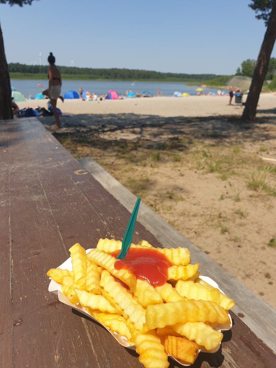 ElbflorenzTrade's tweet photo. Gutes Strandessen ist soooo wichtig!
Frosta AG könnte man auch noch ein bißchen aufstocken.
#richtigernährt 
#gutes 
#pommes 
#beach
#Food 
#facation 
#fintwit 
#AKTIE 
#investor https://t.co/cTwe6qOaC8