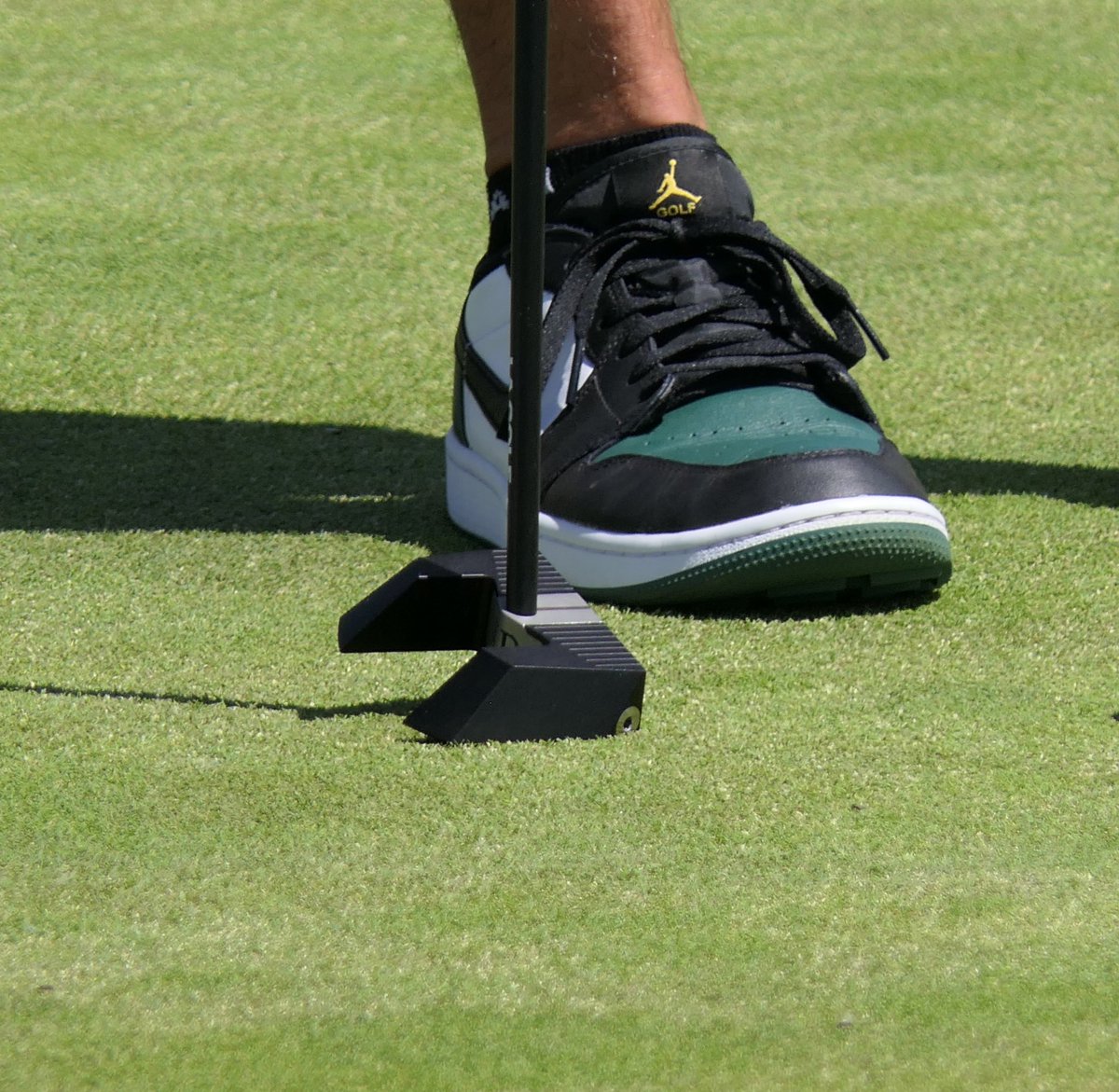 golfnation_'s tweet image. Even though my Instagram account was stolen yesterday, I’ve still got lots of equipment content to share from @livgolf_league London that I didn’t get the opportunity to post prior. This is Pat Perez’s @labgolfputters #MEZZ that he’s gaming this week! 👀👌#LABGolf #LIVGolfLondon