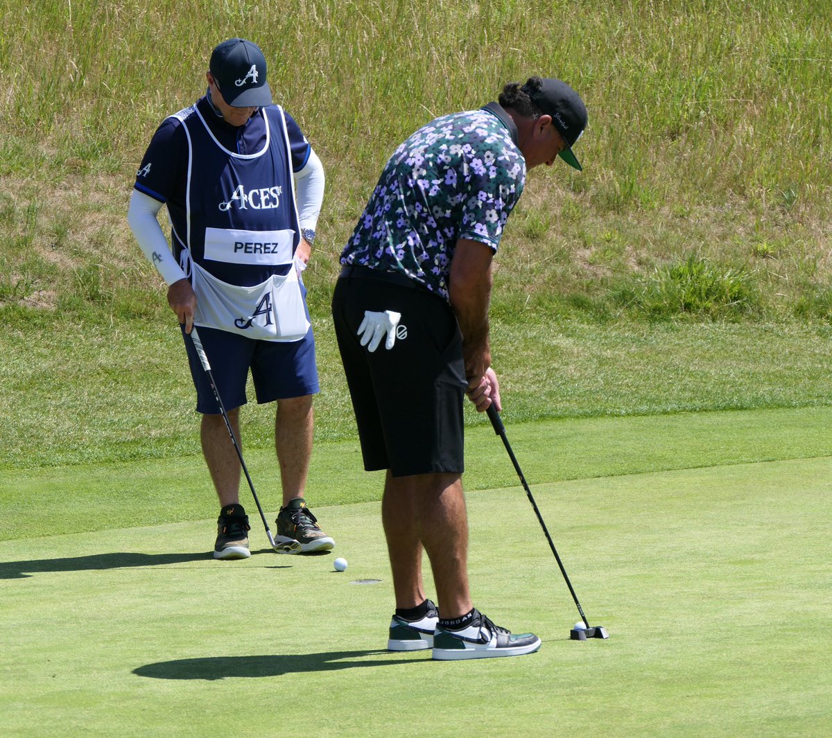 golfnation_'s tweet image. Even though my Instagram account was stolen yesterday, I’ve still got lots of equipment content to share from @livgolf_league London that I didn’t get the opportunity to post prior. This is Pat Perez’s @labgolfputters #MEZZ that he’s gaming this week! 👀👌#LABGolf #LIVGolfLondon