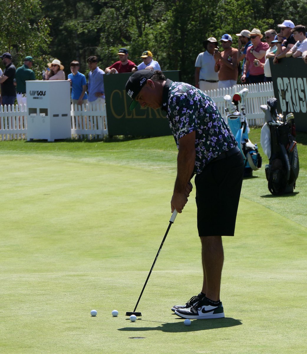 golfnation_'s tweet image. Even though my Instagram account was stolen yesterday, I’ve still got lots of equipment content to share from @livgolf_league London that I didn’t get the opportunity to post prior. This is Pat Perez’s @labgolfputters #MEZZ that he’s gaming this week! 👀👌#LABGolf #LIVGolfLondon