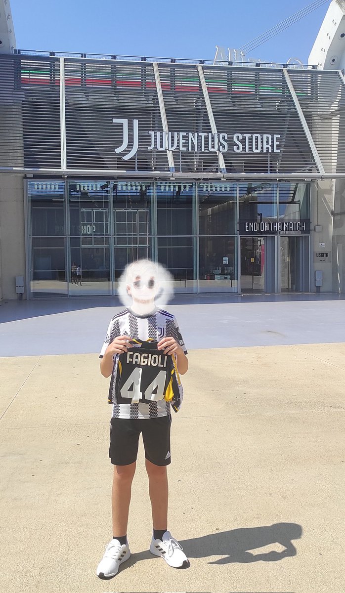 F00lV10's tweet image. Mio figlio (12 anni) compra tutti gli anni, da quando è arrivato CR7, la maglia della Juve. Prima gli regalavano quelle semi tarocche. #Christillin prrrrrrr!