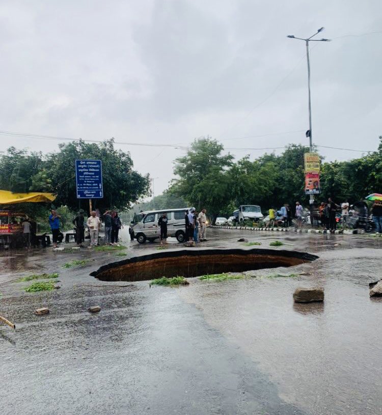 sonalkalra's tweet photo. Apparently the road between Rohini Sector 4 and 5 has caved in. #DelhiRains ☔️ 

Pic : @ShagunParuthi https://t.co/Znt37CSXlG