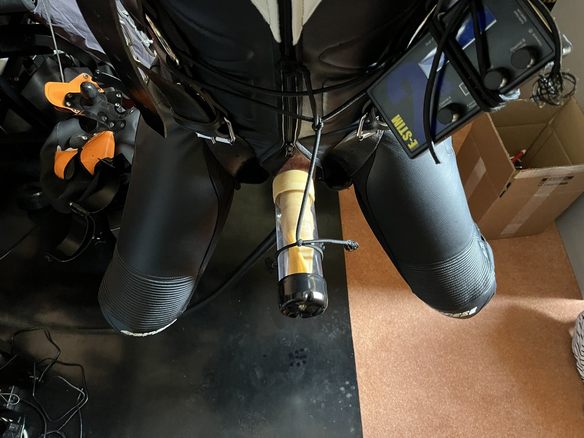 Rubpup2's tweet photo. Some new leathers just arrived with an extra long zip 😈 #asszip https://t.co/EylltPQskr