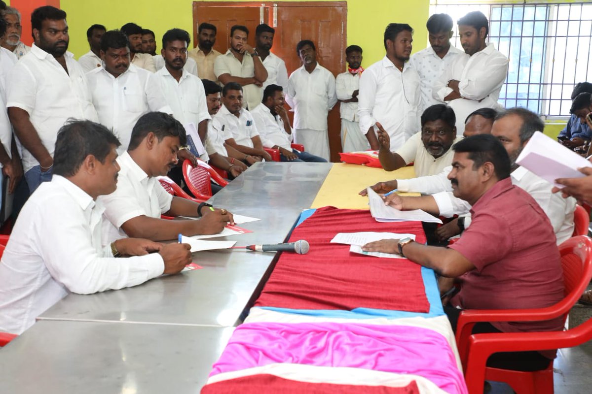Seeman4TN's tweet photo. நாம் தமிழர் கட்சியின் உள்கட்டமைப்பை மறுசீராய்வு செய்து, வலிமைப்படுத்தி, எதிர்வரும் தேர்தல்களுக்கு அண���யப்படுத்துவதற்காக, 08-07-2023 அன்று அறந்தாங்கியில் நடைபெற்ற புதுக்கோட்டை மாவட்டத்திற்குட்பட்ட புதுக்கோட்டை தொகுதிப் பொறுப்பாளர்களுக்கான கலந்தாய்வில் உறவுகளுடன் கலந்துரையாடிய போது, https://t.co/PjwrKcTuYu