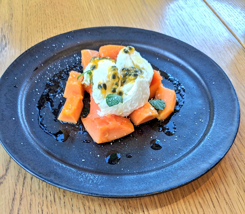 koufu_07's tweet photo. 晩ごは~ん
ANAホリディインリゾート宮崎目の前😄
みんな美味しかったけど、特に良かった2品
宮崎パパイヤのカプレーゼと日南鶏のコンフィ
コースもあるけどア・ラ・カルト推奨(個人の感想です🤣)
コスパ最高😆
#MellowDays wine&diner https://t.co/vL8ApT4JZo
