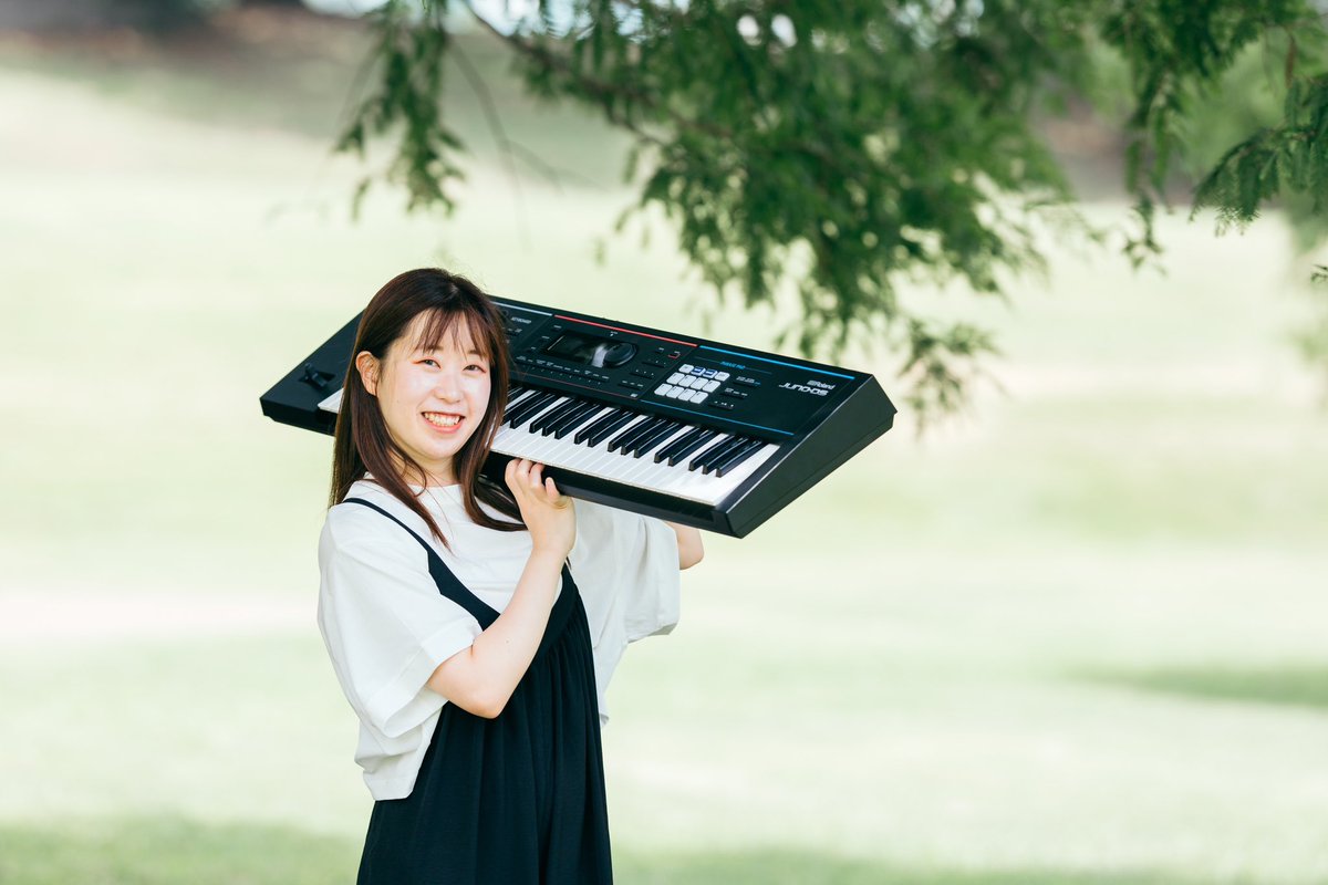 usamiphotograph's tweet photo. シンガーソングライターの@biki_music ちゃんを撮らせてもらいました🌷

bikiちゃんは普段キーボードで弾き語りをしているので、キーボードとどうしても撮りたくて！
暑い中撮影のために🎹を持ってきてくれたので色んなパターンで撮ってみたよ！
3枚目はちょっとおふざけフォトです笑 https://t.co/sjzqpKQHQO