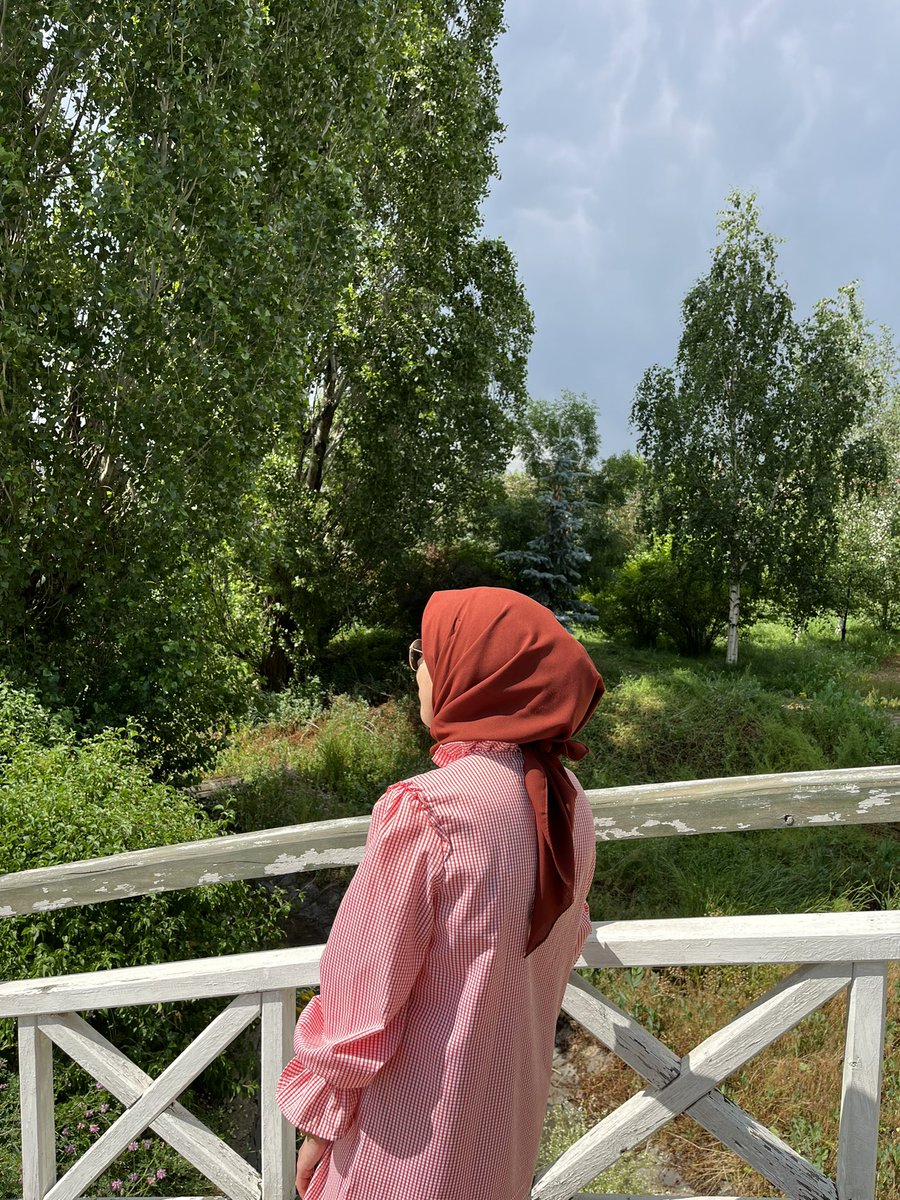 _arzushn's tweet photo. Güzeldi dünya, renkliydi, garip ve gizemliydi
Burada mavi, şurada sarı, orada yeşildi https://t.co/rgwRDm6EKJ