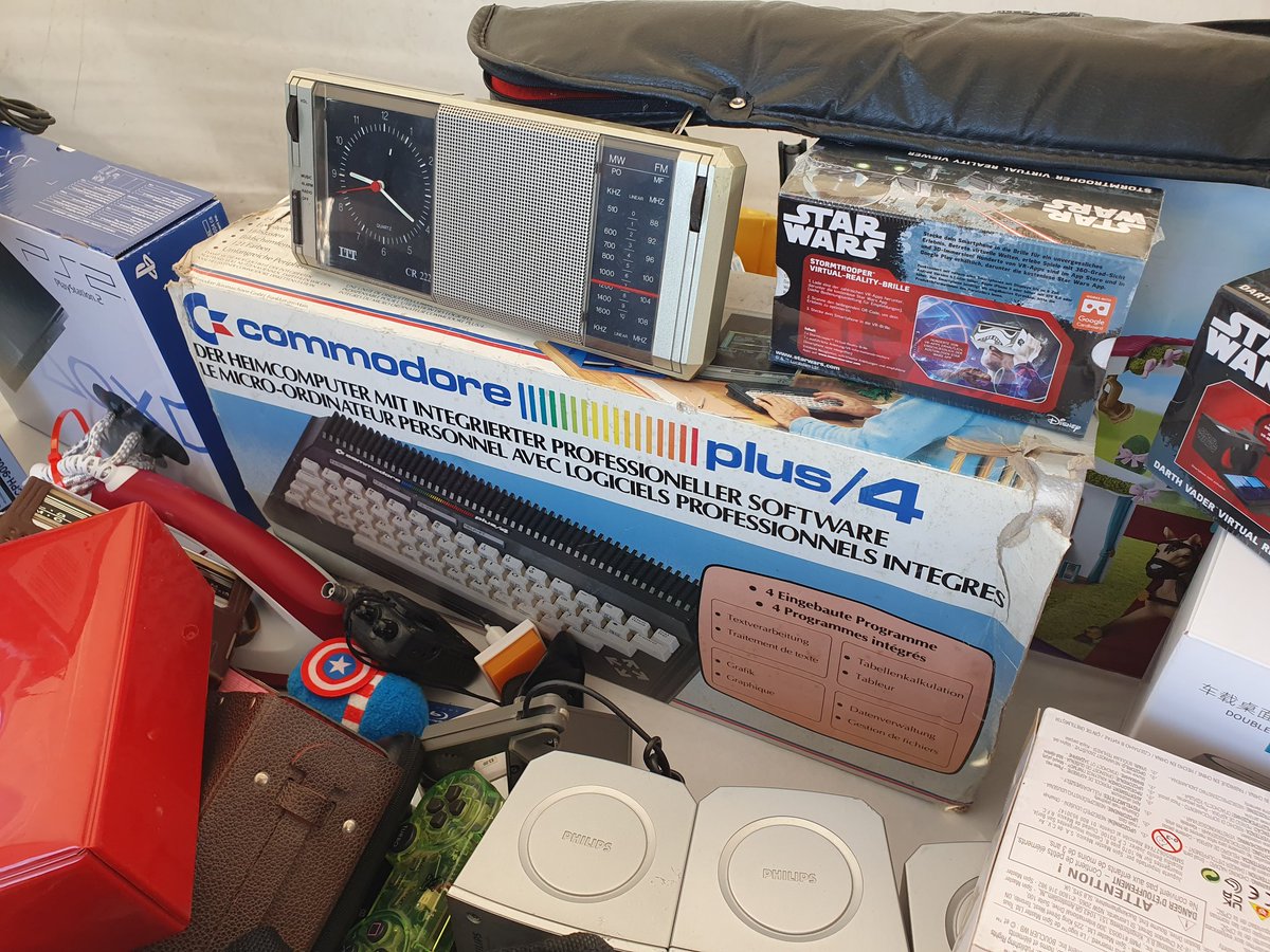 JoachimHesse's tweet image. Der #CommodorePlus4 ist eine abgespeckte Alternative zum C64. Der #Heimcomputer kostete im Jahr 1985 knapp DM 1.500, wurde jedoch aufgrund schwacher Verkaufszahlen schon bald unter anderem bei Aldi verramscht. Auf dem #Flohmarkt wurde das Paket für VB €40 angeboten.