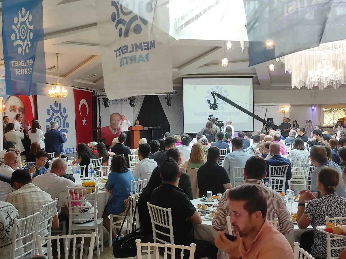 Beylikdüzü İlçe Gençliği olarak, İlçe Yöneticilerimiz ile İl Örgütümüz tarafından Genel Başkanımızın katılımlarıyla gerçekleştirilen kahvaltı etkinliğine katıldık! 💙