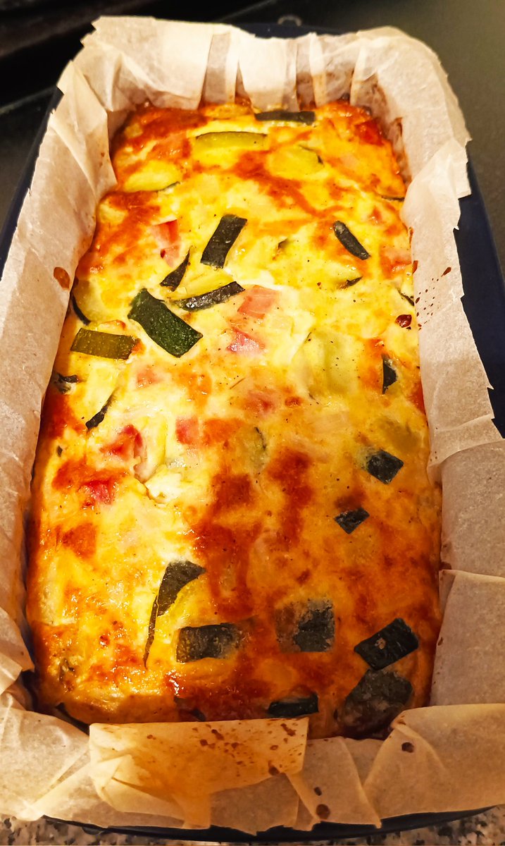 Sandra956090's tweet photo. Recién salido del horno #PastelDeCalabacin 😋 Ahora esperar a que enfríe para desmoldar y emplatar 😋😋 https://t.co/KojeBzP7ri