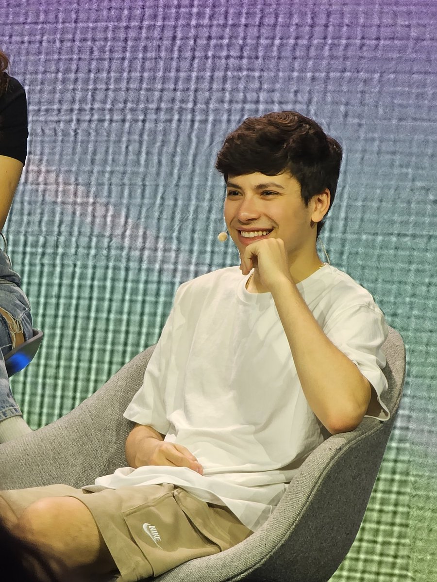 Tamii3i's tweet photo. pictures i took of george at the banter panel🫶 https://t.co/iu8dwxZdUX