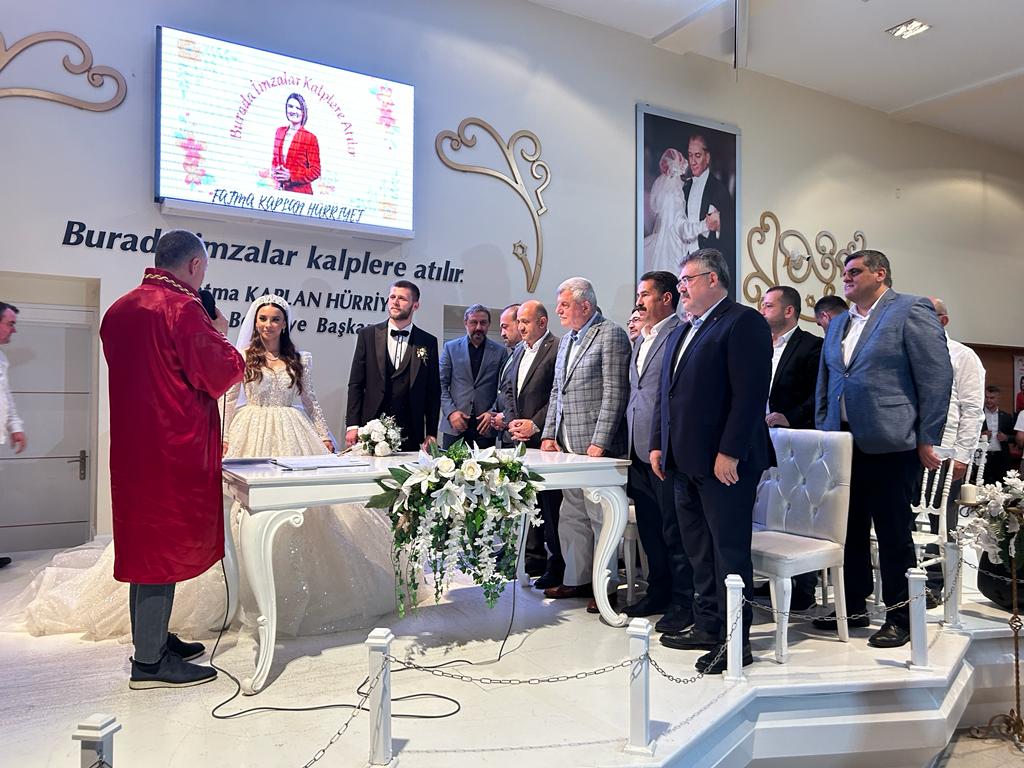 cemil_yaman's tweet image. İzmit Cedit Mahallesi Muhtarı, kıymetli dostum Vedat Yoldaş'ın biricik kızı Derya'nın nikah akdine şahitlik ettik. 

Genç çiftimize ömür boyu mutluluklar diliyorum. 

#CEDİT #İZMİT #KOCAELİ