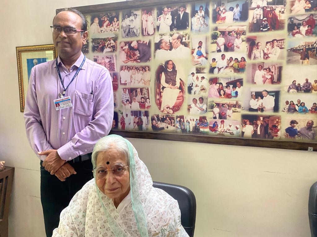 Exemplary example of Jan Bhagidari towards #TBFreeIndia🇮🇳

Former President of India Smt. Pratibha Patil registered as #NikshayMitra and adopted 15 #TB patients from Pune Rural.

#TBHaregaDeshJeetega
#PMTMBA