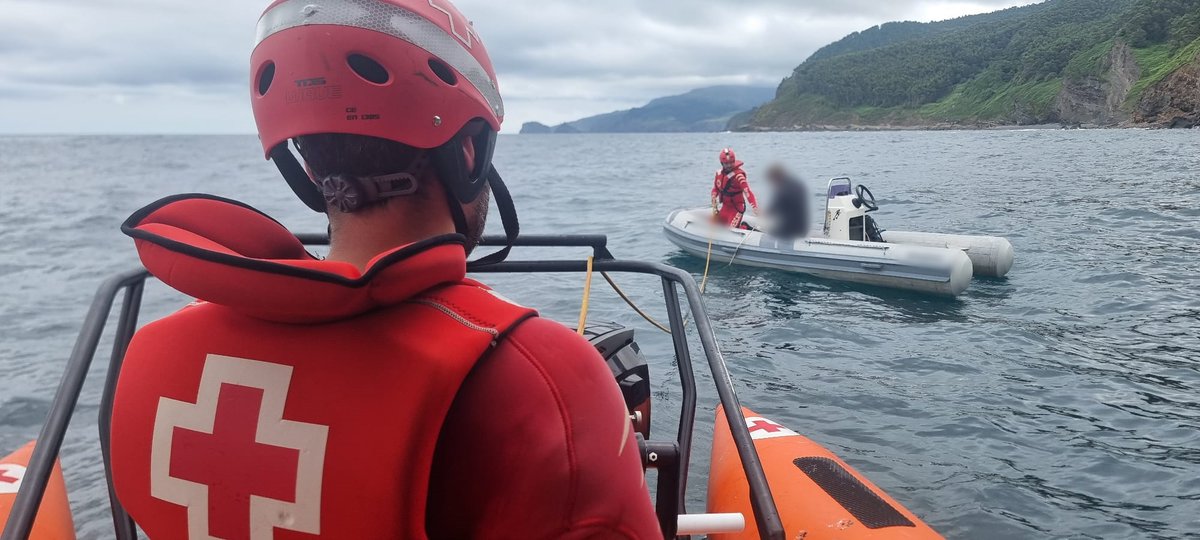 CruzRojaBizkaia's tweet image. [#CruzRojaEnElMar]
A petición de @112_SOSDeiak, activados recursos de la base de #Bermeo para asistir una embarcación volcada (3 tripulantes con posible herido) a la altura de #Lemoiz.
El helicóptero de la @ertzaintzaEJGV se ha hecho cargo de evacuar a la persona herida.
#uretan