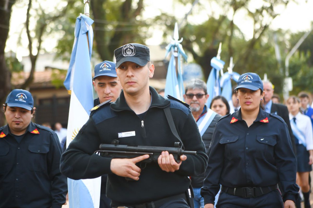 VirasoroMuni's tweet photo. 🇦🇷 El acto inició con el Izamiento de la Bandera Nacional, se entonaron las estrofas del Himno Nacional Argentino y se depositó una ofrenda floral a los pies del busto del Gral San Martín. https://t.co/0gTnZBHMX0
