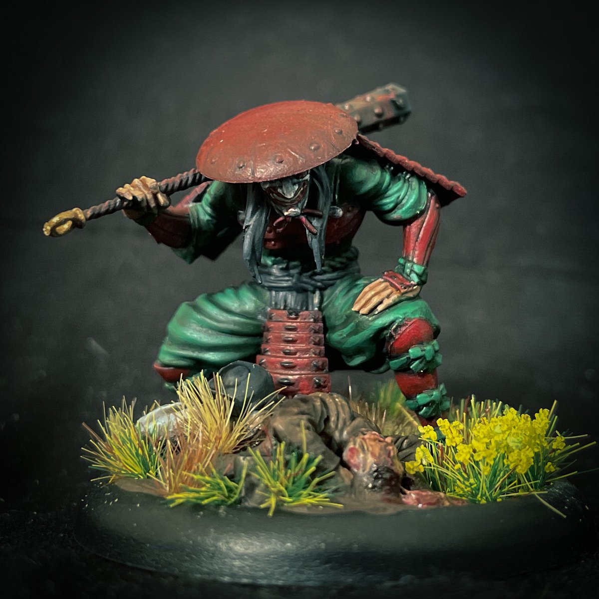 Brushchewer's tweet photo. Here's Otto. His pose and mask reminded me of Negan. Not watched the Walking dead but have seen the infamous scene.
As such he's got a little friend on his base who is... worse for wear shall we say.
#malifaux #miniatures #tenthunders #ototo #painting https://t.co/DjQ1pe2lXx