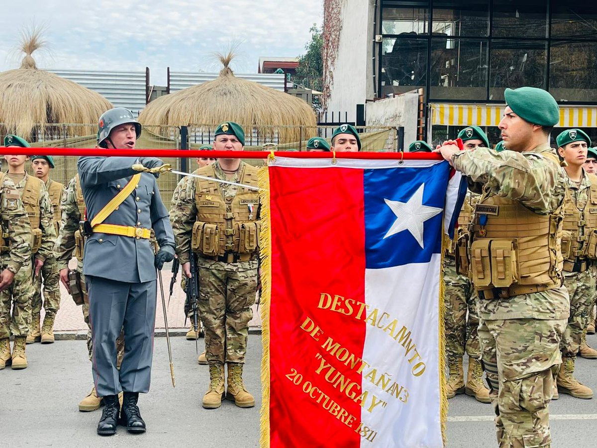 DPPLosAndes's tweet photo. Delegado @abogadoaravena y  Comandante del Destacamento de Montaña N⁰ 3 Yungay, Felipe Abarca, encabezan el Juramento a la Bandera. 

La ceremonia se realiza en recuerdo a 77  soldados que combatieron hasta la muerte en la batalla de La Concepción el 9 y  10 de julio de 1882. https://t.co/xPYVhsOWoW