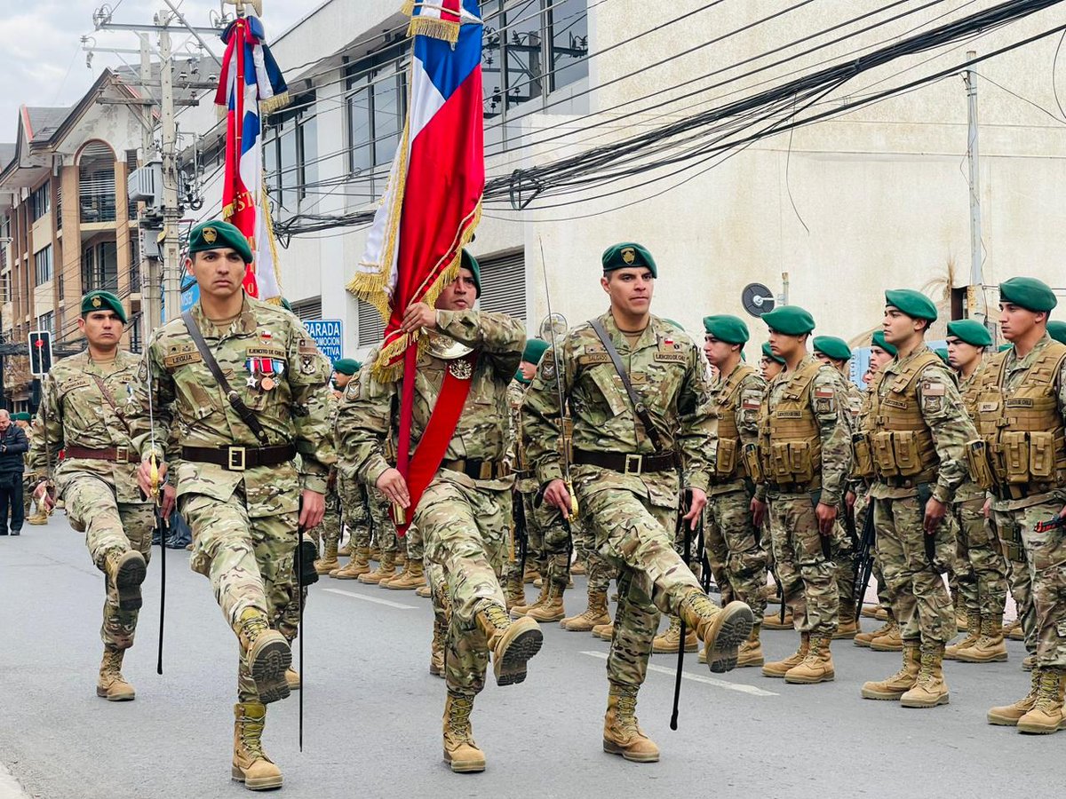DPPLosAndes's tweet photo. Delegado @abogadoaravena y  Comandante del Destacamento de Montaña N⁰ 3 Yungay, Felipe Abarca, encabezan el Juramento a la Bandera. 

La ceremonia se realiza en recuerdo a 77  soldados que combatieron hasta la muerte en la batalla de La Concepción el 9 y  10 de julio de 1882. https://t.co/xPYVhsOWoW
