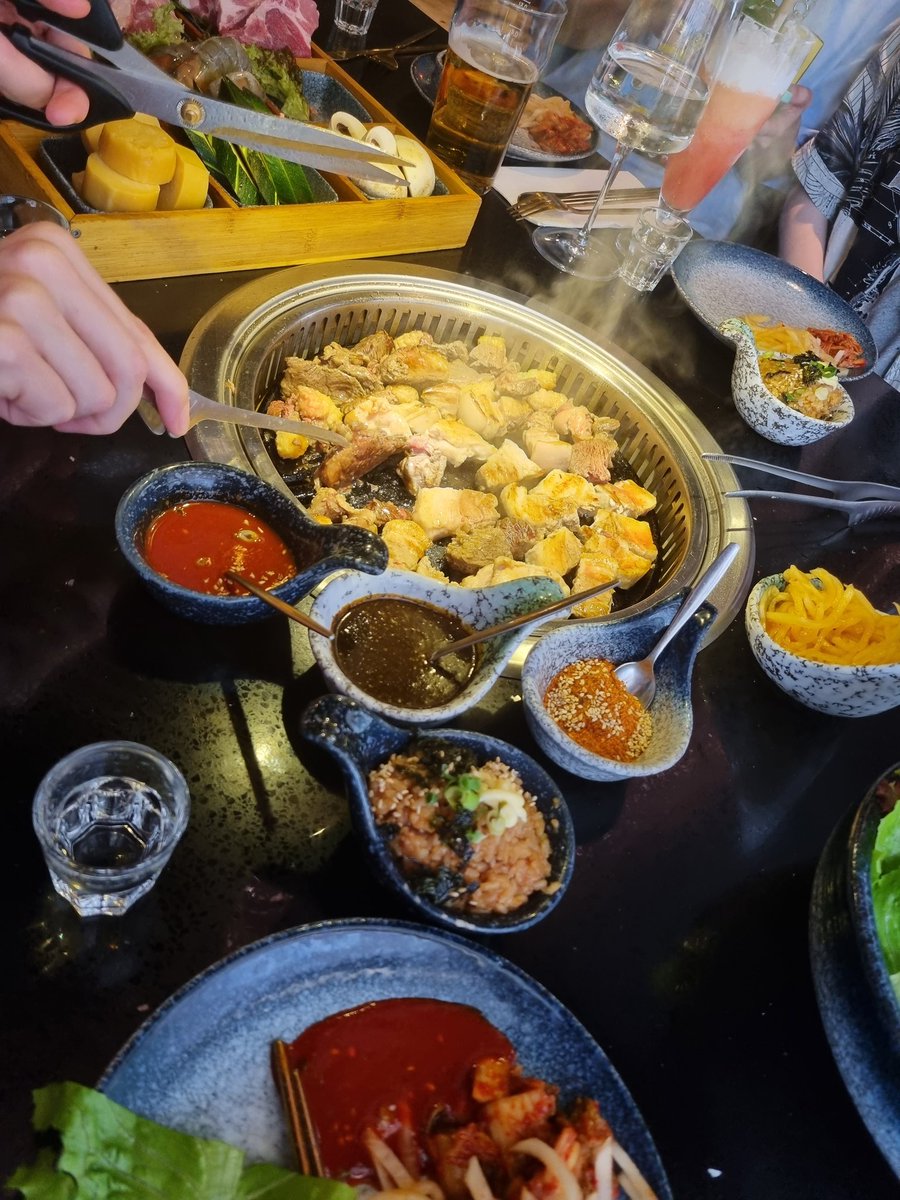 Käytiin eilen korkeesaaressa ja pidin ötökkää kädessä. Missattiin vuohien paijaaminen ku sato mut onneks KBBQ autto siihen tuskaan