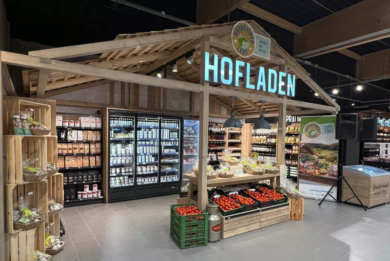 permakulturBlog's tweet photo. Edeka eröffnet "Super-Center" mit Hofladen in Bayreuth
Spannender Ansatz für mehr Regionalität im Supermarkt: "In Bayreuth hat ein Edeka-Markt mit einem ganz besonderen Konzept eröffnet.

https://t.co/rfUTEEXUsX https://t.co/jvAs0e3LkP