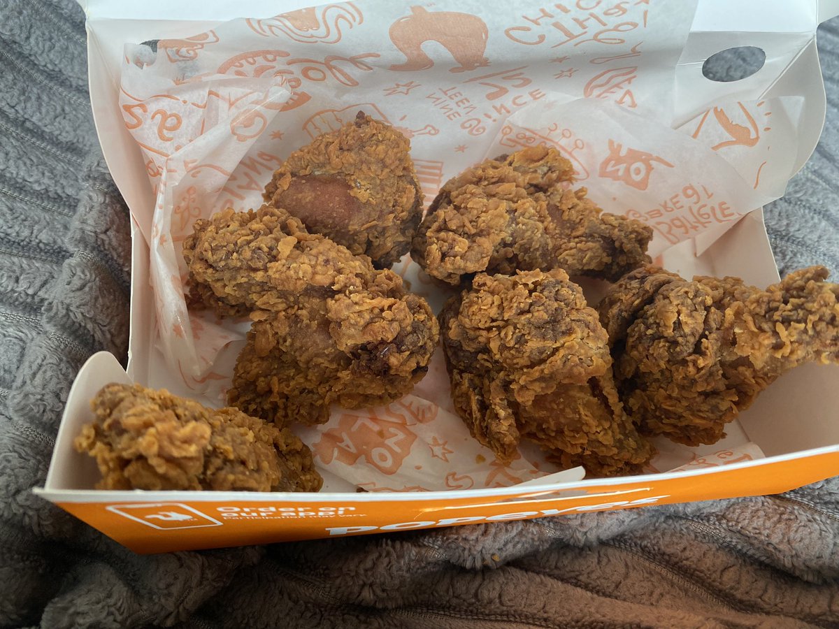 Peyyton31's tweet photo. When you order a 12 piece ghost pepper wings bit get 6 pc .. old .  @Popeyes always find a way to disappoint me . https://t.co/yoN9zmCkLn