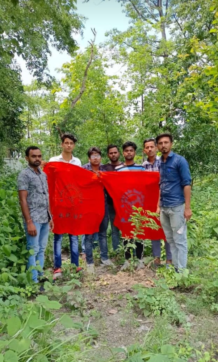 AmitSha53693293's tweet photo. अखिल भारतीय विद्यार्थी परिषद "चकिया" इकाई के द्वारा विद्यार्थी परिषद के 75वें स्थापना दिवस पर SRAP कॉलेज में वृक्षारोपण  किया गया।।🚩✌️
#ABVPBihar https://t.co/rjqSw2H3EE