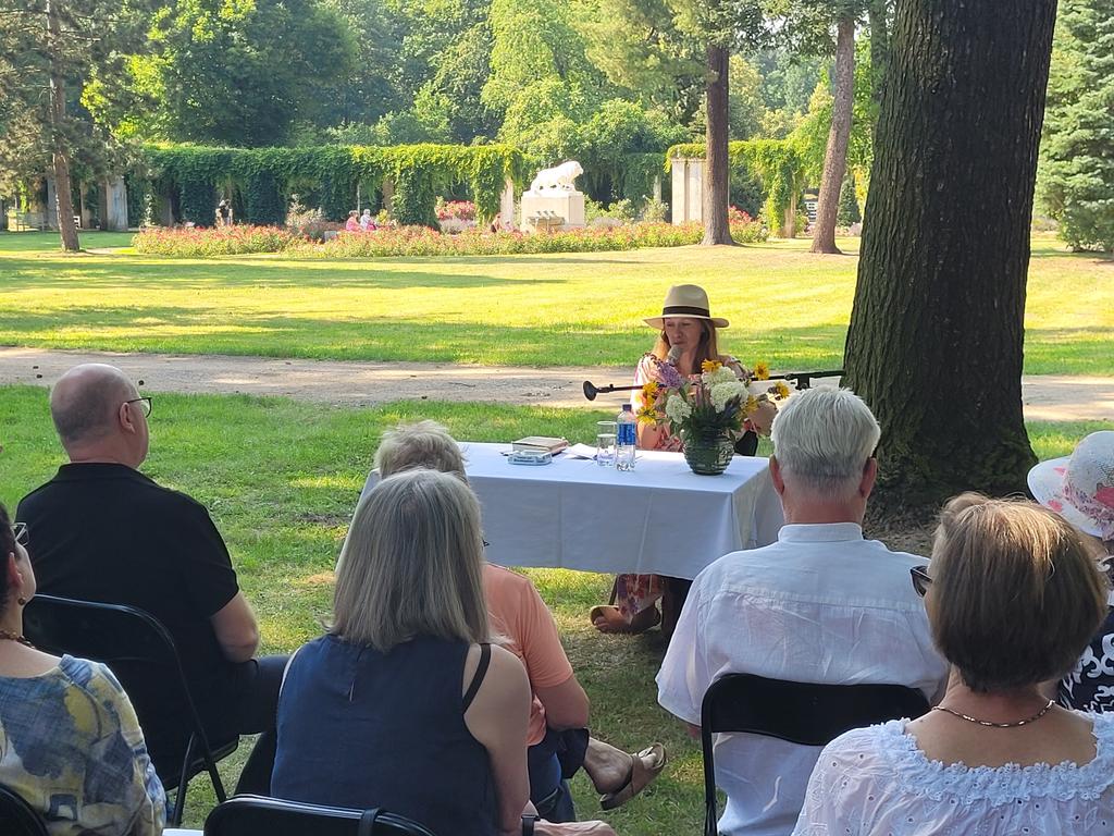 ForstMuseum's tweet photo. Idyllische u bereichernde Lesung von #Karolina #Kuszyk im Grünen. Sie hat ihr Werk "In den Häusern der Anderen" im Ostdeutschen Rosengarten #Forst (#Lausitz) präsentiert. Danke für die tolle Beteiligung u an den Brandenburgischen Literaturrat für die Unterstützung!
#museum https://t.co/C5Z323np0F