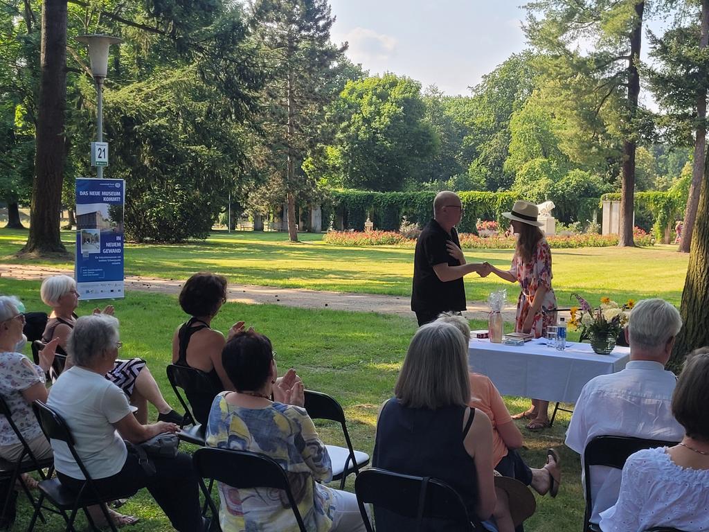 ForstMuseum's tweet photo. Idyllische u bereichernde Lesung von #Karolina #Kuszyk im Grünen. Sie hat ihr Werk "In den Häusern der Anderen" im Ostdeutschen Rosengarten #Forst (#Lausitz) präsentiert. Danke für die tolle Beteiligung u an den Brandenburgischen Literaturrat für die Unterstützung!
#museum https://t.co/C5Z323np0F