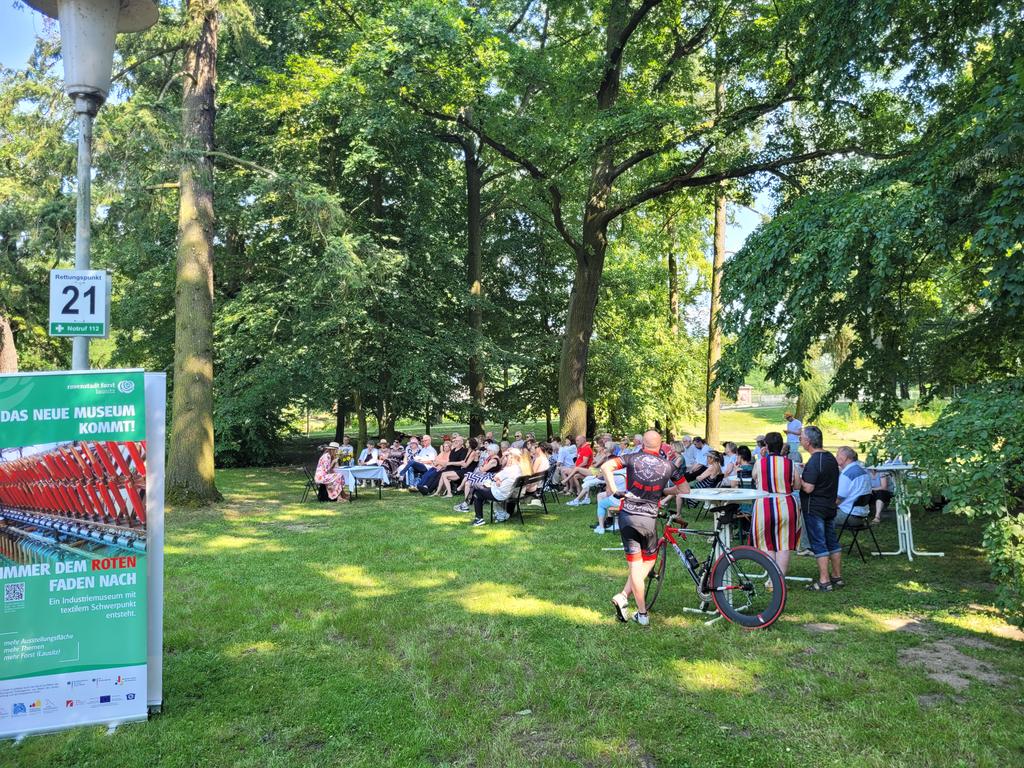 ForstMuseum's tweet photo. Idyllische u bereichernde Lesung von #Karolina #Kuszyk im Grünen. Sie hat ihr Werk "In den Häusern der Anderen" im Ostdeutschen Rosengarten #Forst (#Lausitz) präsentiert. Danke für die tolle Beteiligung u an den Brandenburgischen Literaturrat für die Unterstützung!
#museum https://t.co/C5Z323np0F