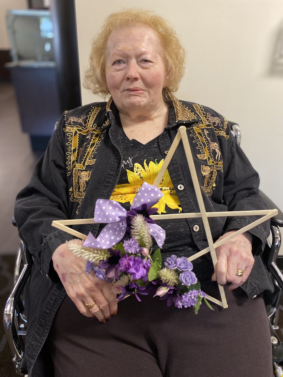 “If you look the right way, you can see that the whole world is a garden.”

Our Life Enrichment team helped our residents create a personalized Rustic Star door hanger! 

#WhatsHappeningAtHarrisonSprings
#SeniorLiving