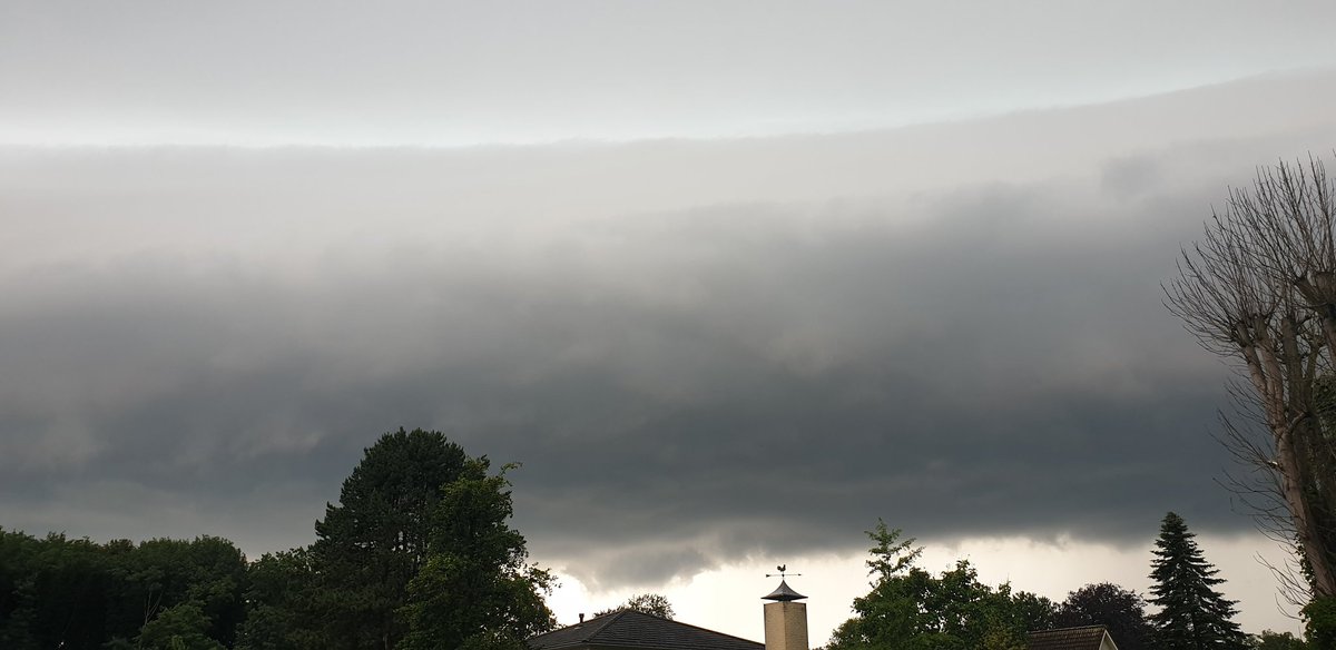 meedijk's tweet photo. #hattem indrukwekkend en nog een keer, al meer dan 50 mm in de meter. @weermanreinier @Weerplaza @ADnl @StormHour @OmroepGLD https://t.co/lDGfM6htKG