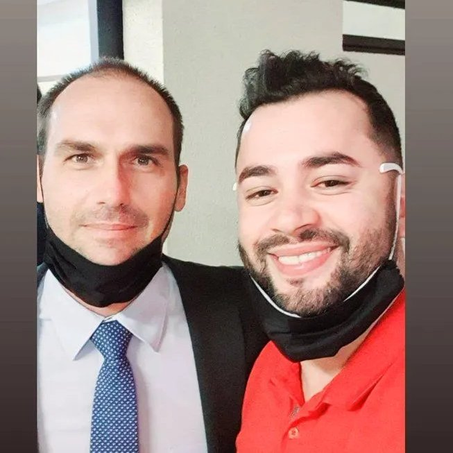 ThiagoResiste's tweet photo. JAMAIS esqueça que após Bolsonaro pedir para apoiadores fuzilarem petistas, o bolsominion da foto invadiu a festa de aniversário do petista Marcelo Arruda e o assassinou na frente de toda a sua família. Só não matou TODO MUNDO porque Marcelo foi um herói e conseguiu deter o assassino.

Bolsonarismo MATA e tem de ser criminalizado!