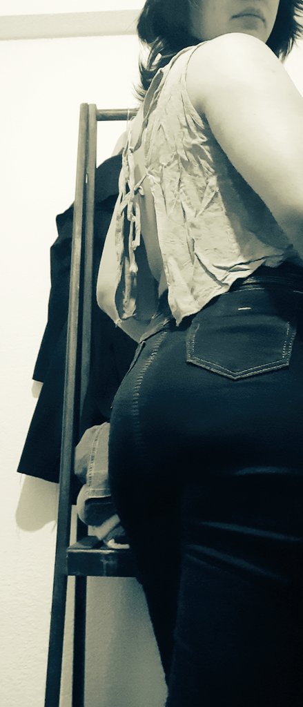NatyFer0210's tweet photo. Adulterar los talles para simular el respeto a la Ley de talles también es violencia, también es gordofobia y también es sostener la cultura de la dieta que lleva a millones de niñas y mujeres a Trastornos alimenticios para poder entrar en prendas con tamaños irreales. https://t.co/1y9kpZ4gVm