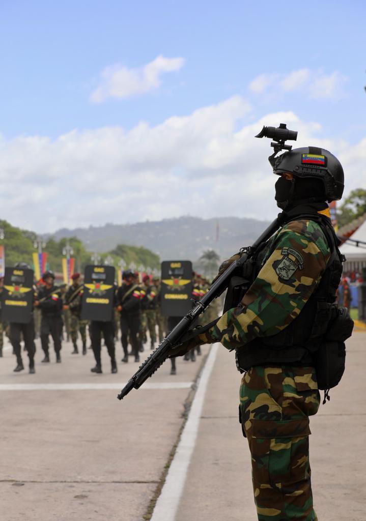 GNB_tachira's tweet photo. La Guardia Nacional Bolivariana está comprometida en continuar garantizando la seguridad y bienestar de nuestro pueblo. Juntos, trabajamos por un país más seguro y próspero. 🇻🇪
#PoesíaEnTeatroBolívar https://t.co/xwVkNmMoGZ