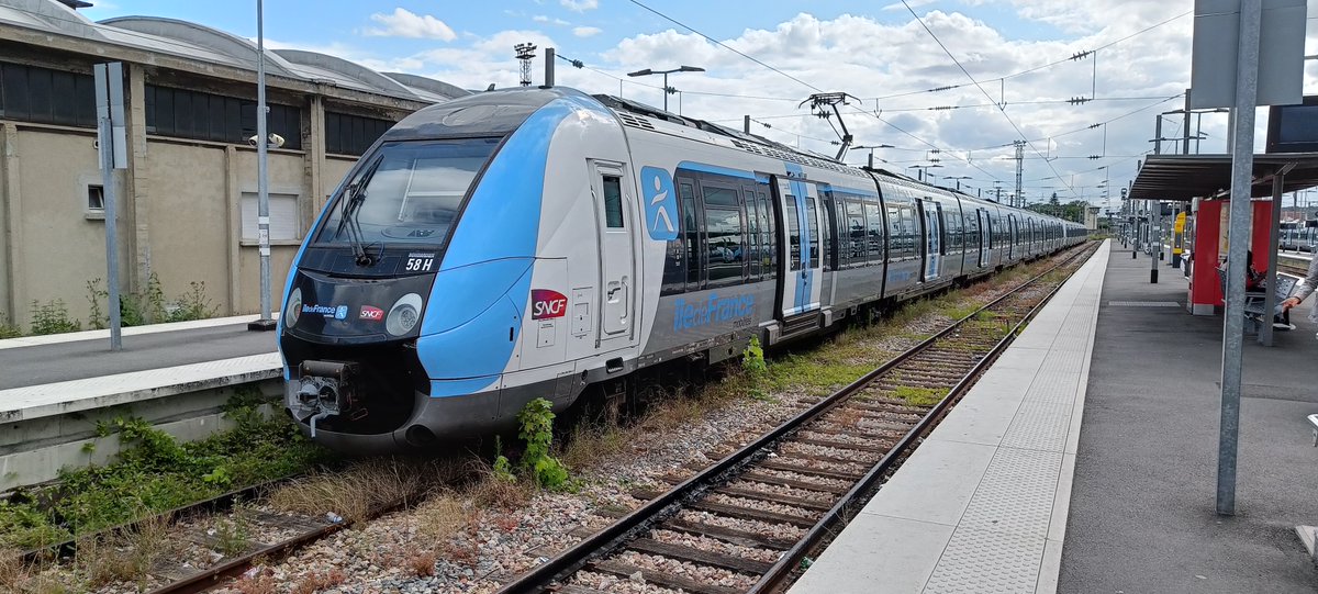ThonyGrpl's tweet photo. Voici le train-dragon "Z 50000 bleu" du réseau Transilien en France (celui que j'ai l'habitude de prendre).
#HowToDragonYourTrain #dragon #train #Z50000 #Transilien #Francilien #furry @LigneH_SNCF @Actu_Transilien @SNCFVoyageurs
https://t.co/i9piK7yF1K https://t.co/vQAoslikdG