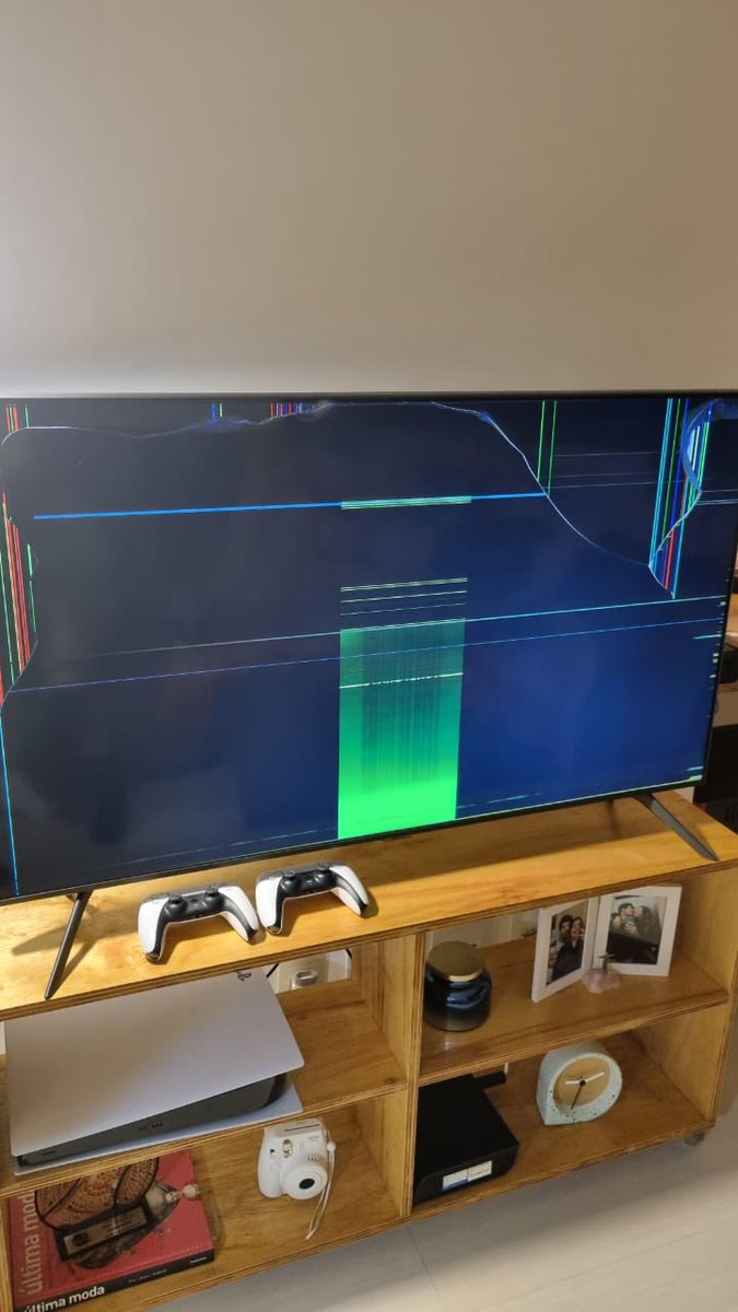 LuccaBertoglio's tweet photo. Alô @SamsungTV @SamsungMobile @SamsungMobileUS vou mencionar todos vocês! Comprei uma TV 4k 55’ faz 1 ano. Sem ela cair, nem mexer, ficamos 3 dias sem ligar por conta de uma viagem e quando fomos ligar ela na tomada ela estava nesse estado da foto. Precisamos de solução urgente!! https://t.co/WfZhIT4vcm