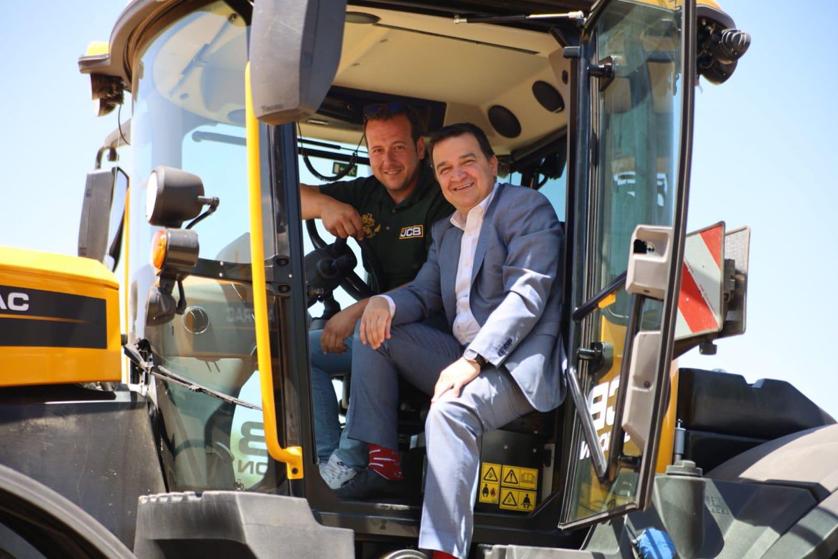 fmartinezarroyo's tweet photo. Esta mañana el presidente @garciapage me ha comunicado que no cuenta conmigo para esta nueva etapa. Quiero agradecerle su confianza en estos últimos ochos años, en los que he disfrutado trabajando por Castilla-La Mancha, sus agricultores y ganaderos y, en definitiva por todos nuestros pueblos. Me siento muy orgulloso del trabajo de un equipo inigualable y de los logros alcanzados entre todos en estos años; en el sector agroalimentario, en el medio ambiente, en el agua y en el desarrollo rural. Gracias infinitas a todos los que me habéis acompañado hasta aquí. Ha sido un honor.